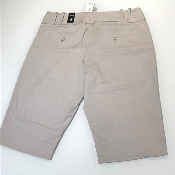 *NEW* Women's Beige Shorts - Picture 7 of 7
